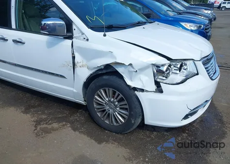 2015 Chrysler Town & Country Touring-L z USA, uszkodzony, nr VIN 2C4RC1CG2FR539750